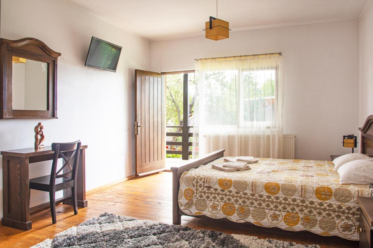 Pension Andra'S House Хорезу Екстер'єр фото